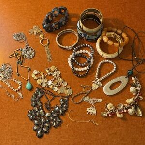 Assorted Women’s Jewelry Set in Black, Gold, Cream